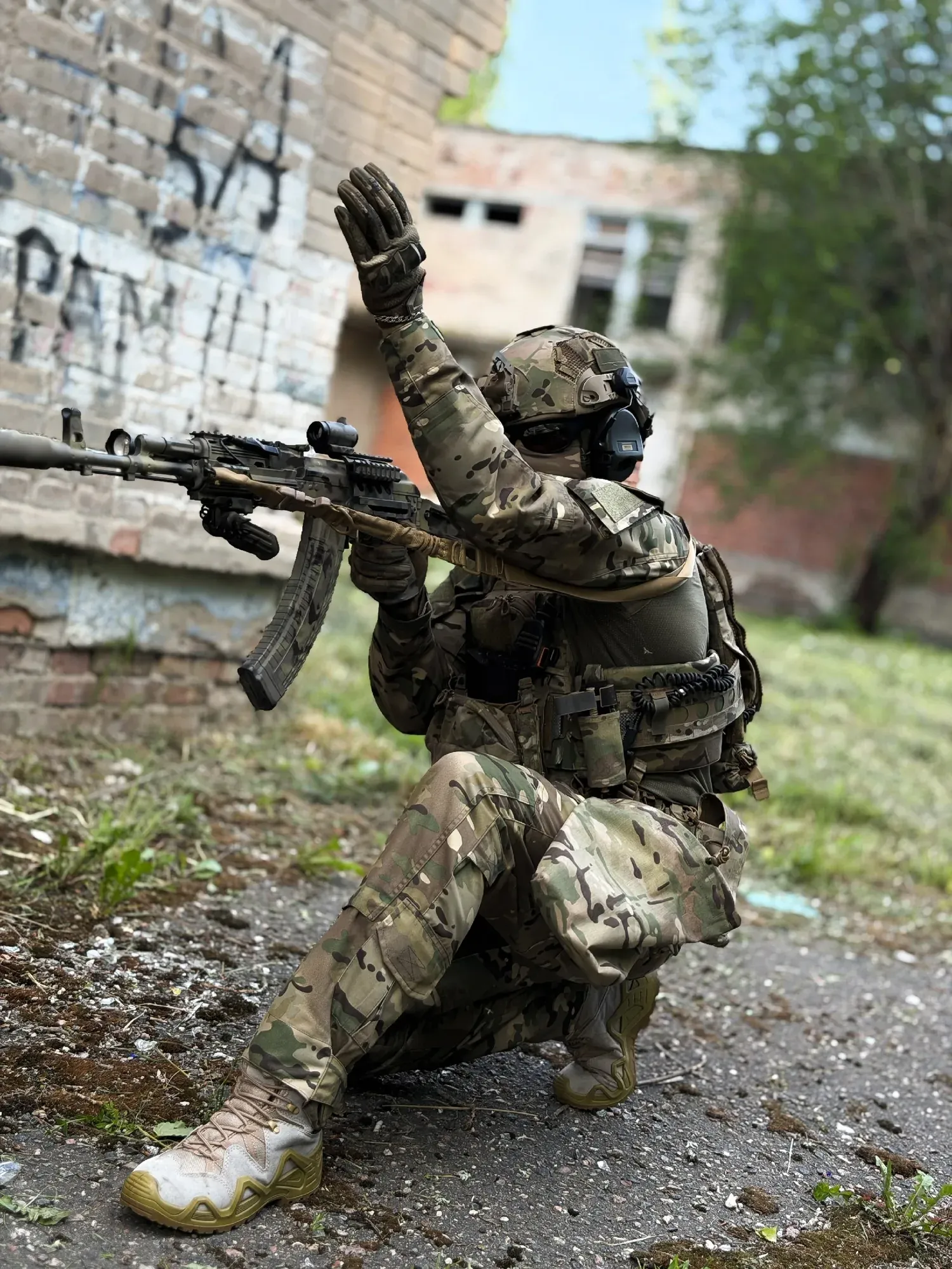 Тактические брюки М1 и боевая рубашка от LIVEMILITANT