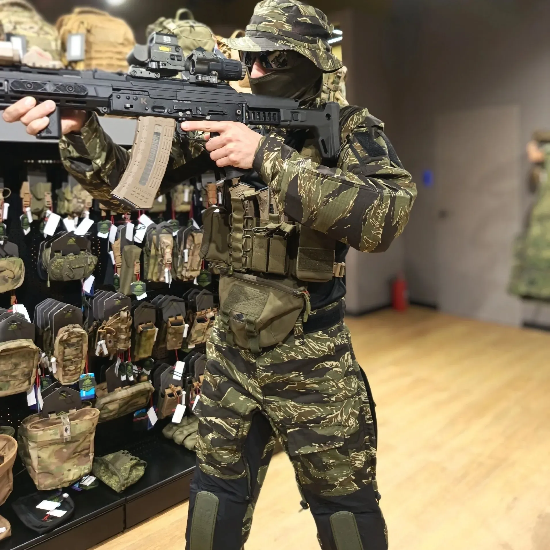 Боевые брюки и рубаха VOИН в расцветке Tiger stripe