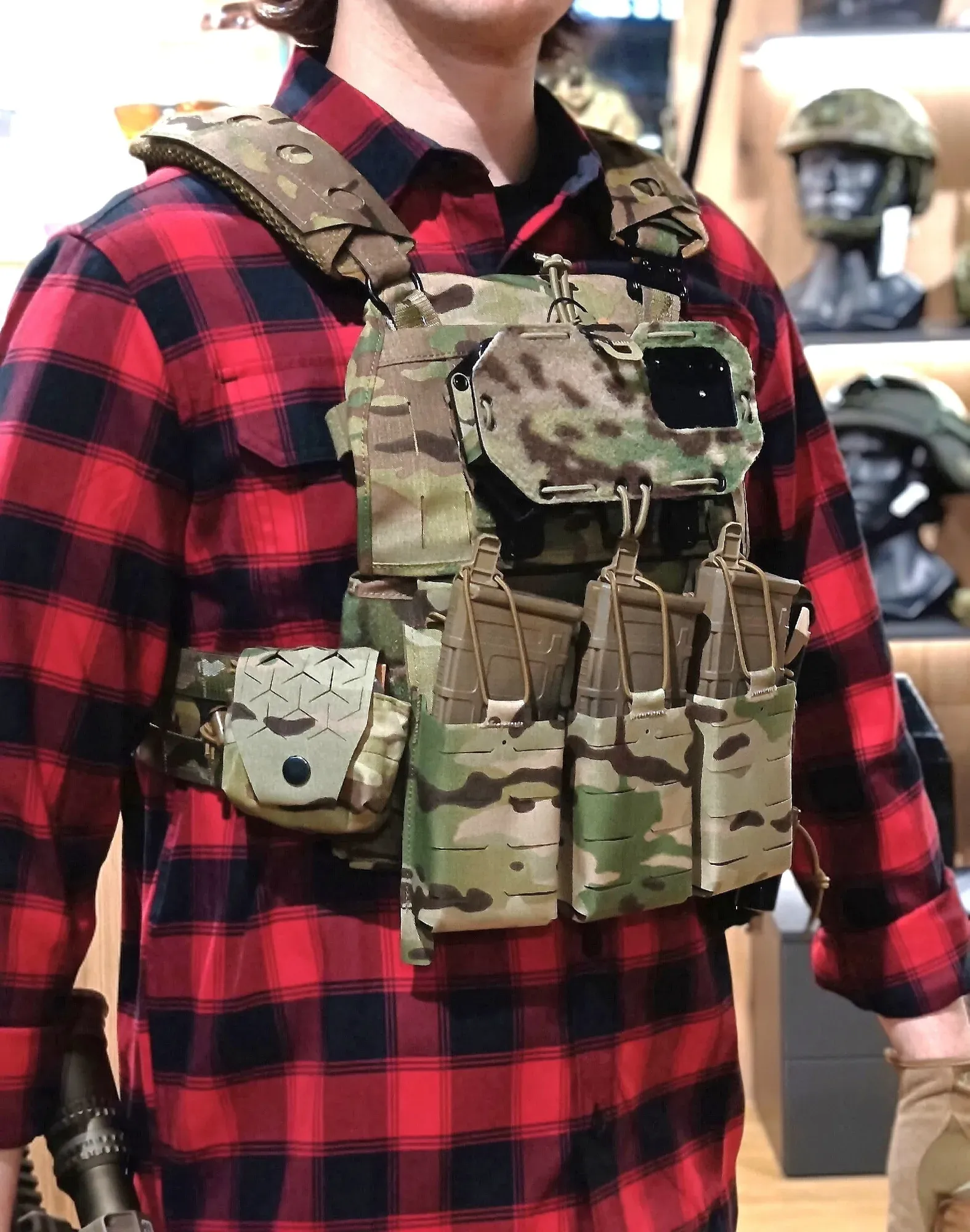 Жилет FCPC 5 третьего поколения и подсумки Pew Tactical