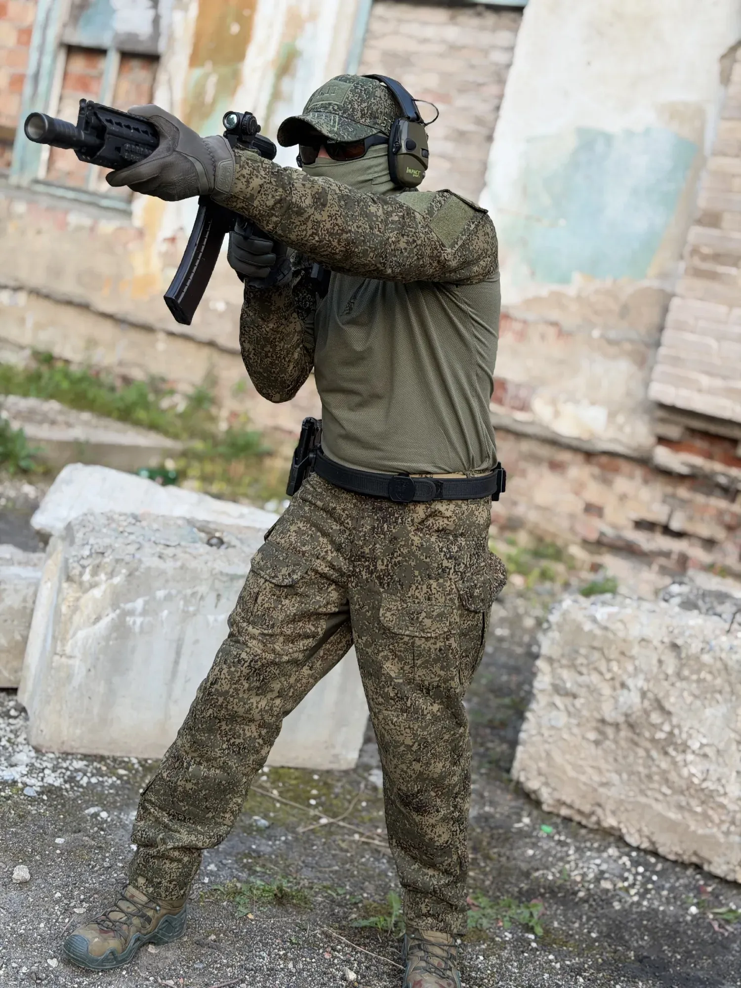 Тактические брюки М1 и боевая рубашка от LIVEMILITANT в расцветке ЕМР