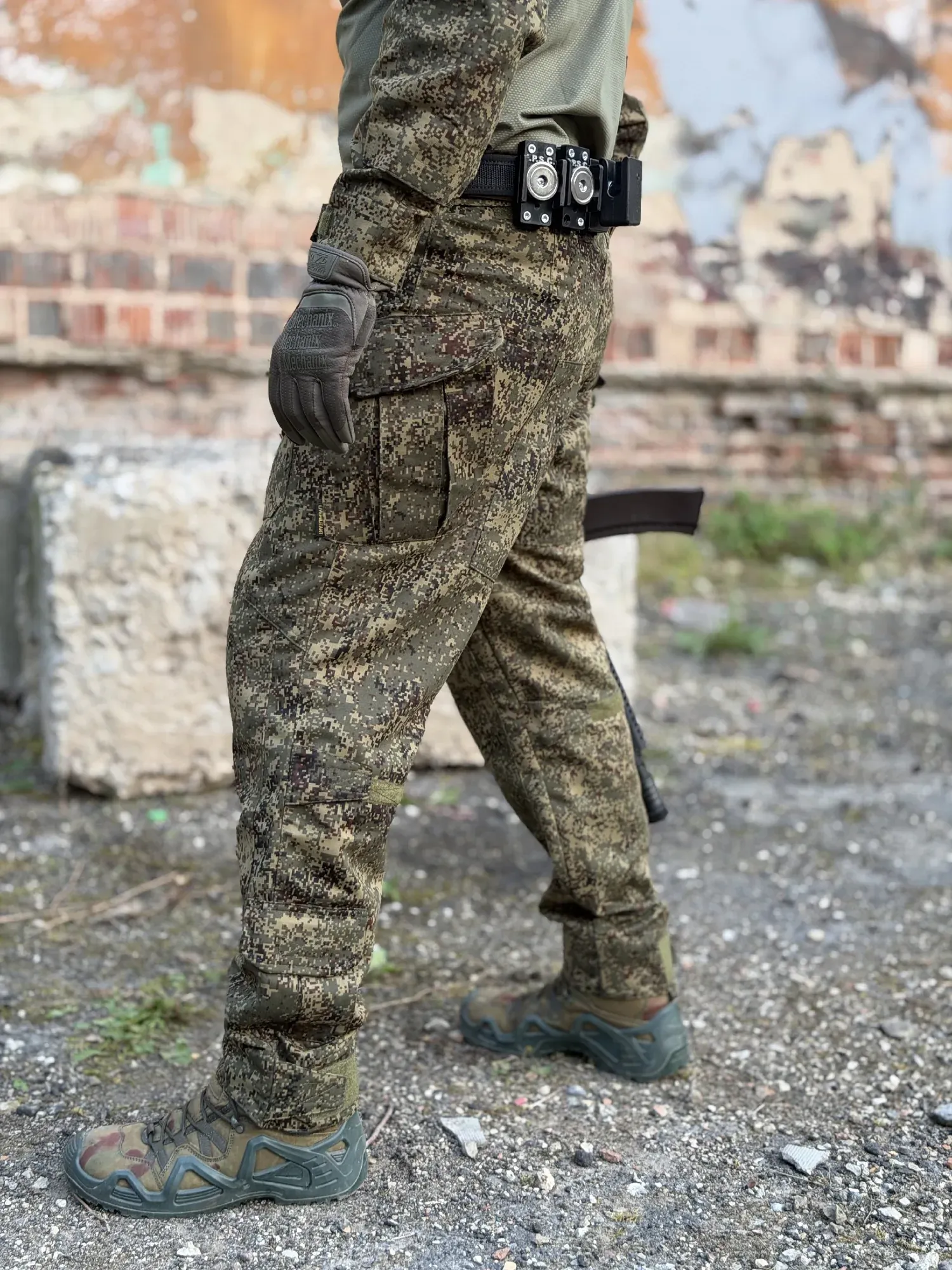 Тактические брюки М1 и боевая рубашка от LIVEMILITANT в расцветке ЕМР